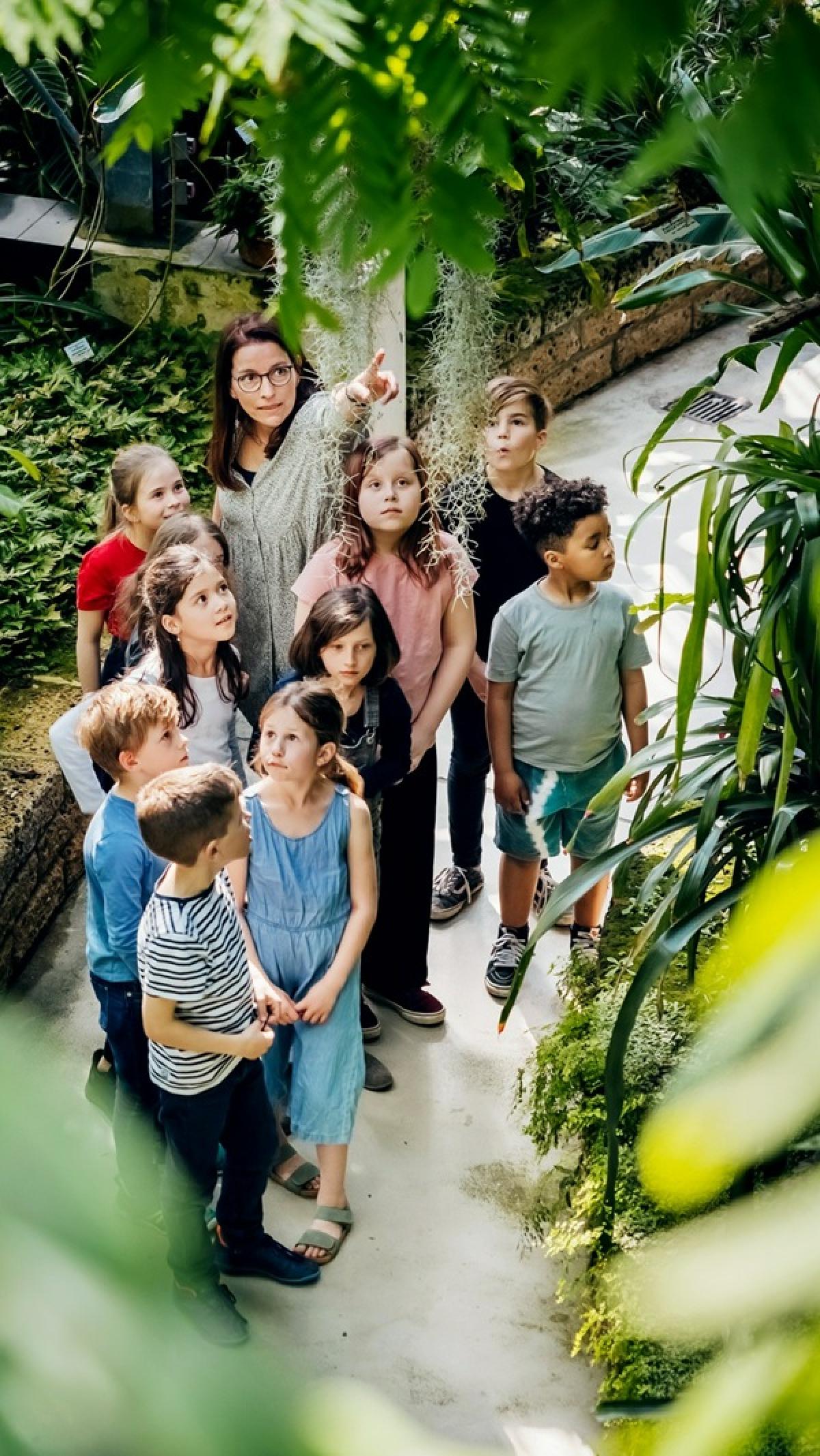 nauczycielka z dziećmi na wycieczce szkolnej